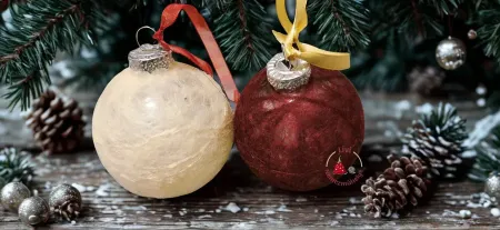 Karácsonyi díszek - üveggömbök nemezelt kabátkában_eredmény